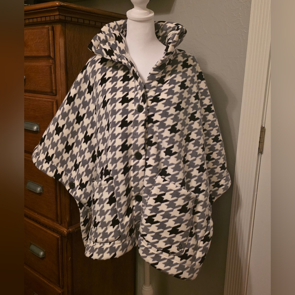 Cuddl Duds Fleece Bonded with Sherpa Cambridge Capelet, Size S/M